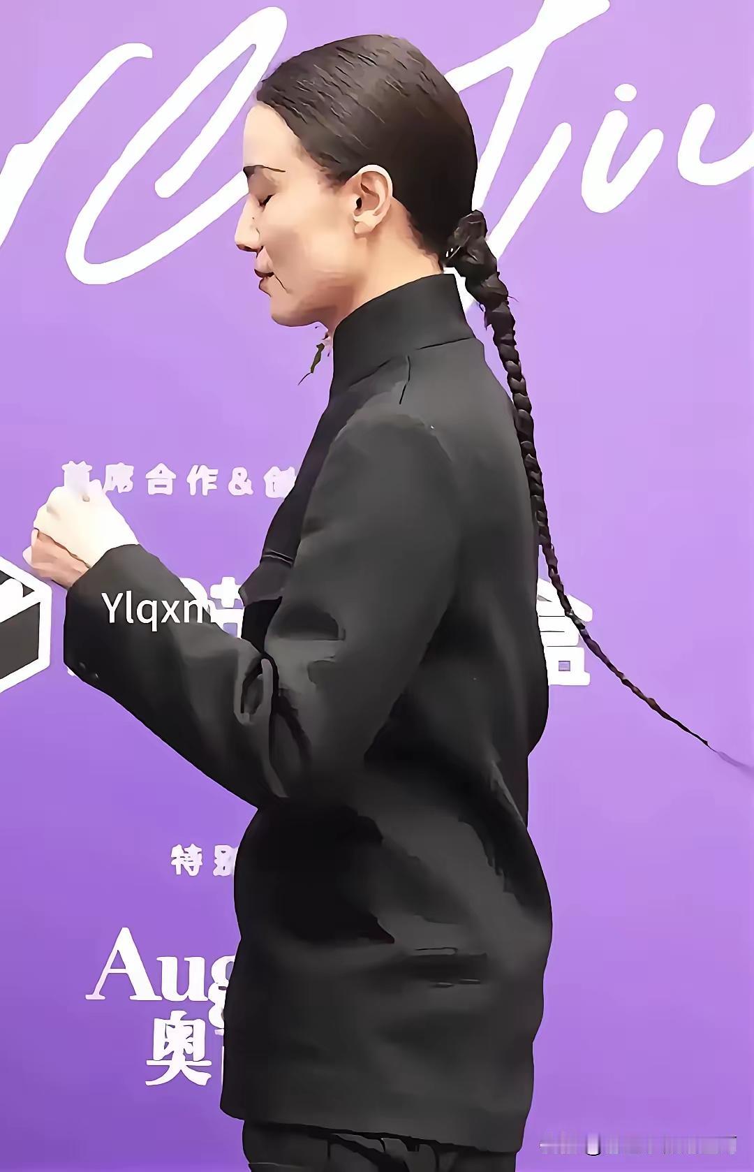 这人是谁啊？有眼熟的吗？以前走红毯还挺正常，人模人样的，今年这打扮也太扎眼