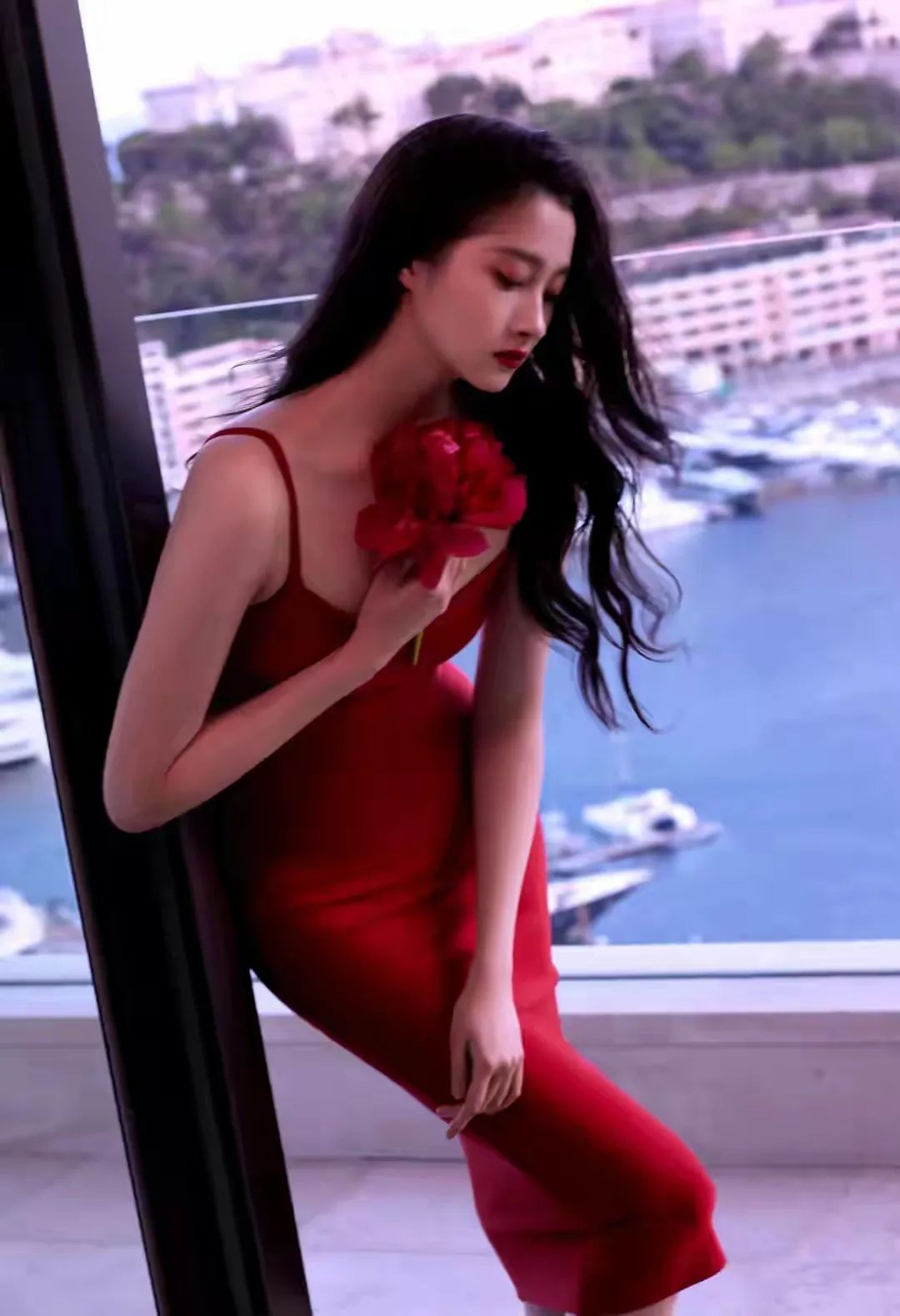 关晓彤红裙出镜，身材曲线太惊艳