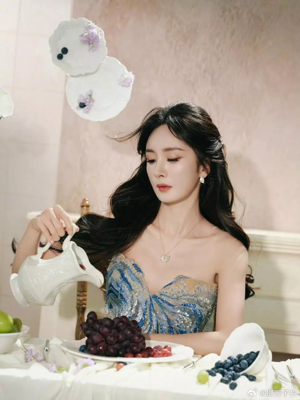 分享娱乐杨幂穿蓝金抹胸礼裙，在暖调场景中尽显优雅贵气。
