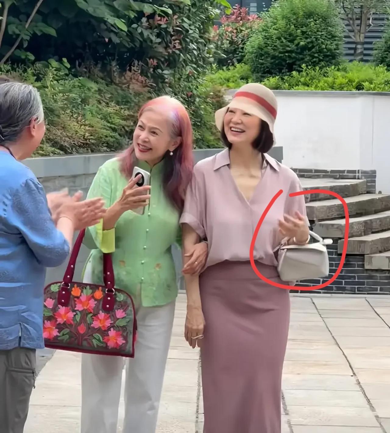 林青霞现实江苏，明明已经70岁了却像50岁似的，身姿挺拔，穿衣优雅！岁月不败美人