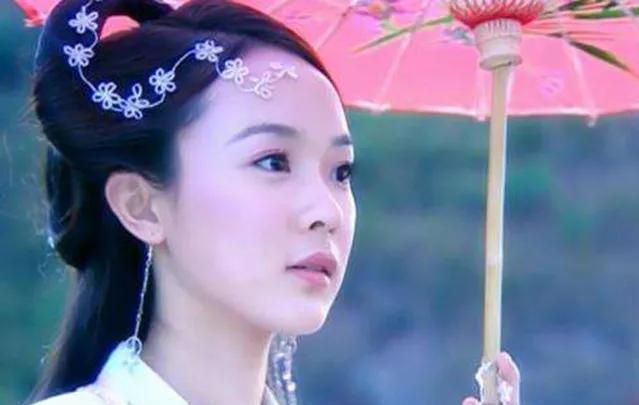 古时有位年轻貌美的女子，成婚不久偏要花重金买口棺材，因为银两不够还借了不少外债。