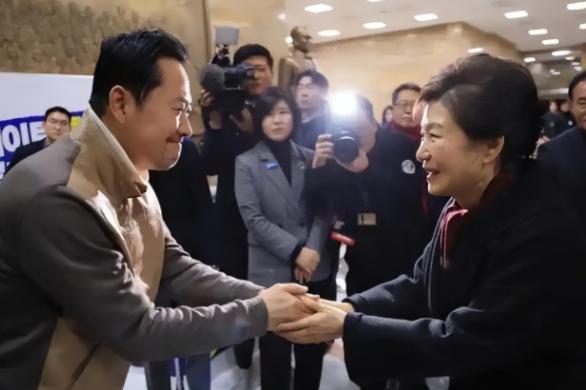 将全力以赴推翻李在明政权，韩国向世界通告：韩国最大在野党党首张东赫绝食8天，引发