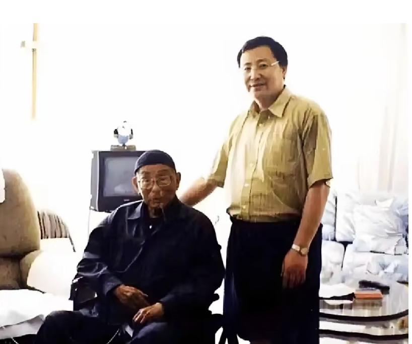 2001年8月26日，郭松龄的孙子郭泰来和张学良在夏威夷檀香山的一张合影，50天
