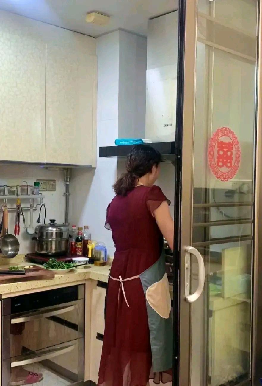 昨天下午，我出门刚到家，儿媳妇发了一条信息：“妈你做饭没？”，我赶紧说没有，问她