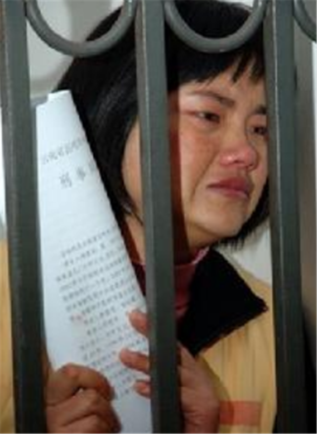 前言2011年12月，云南昆明看守所一场死刑宣判，留给世人无尽深思。有着“土皇后”之称的杨菊芬，听闻