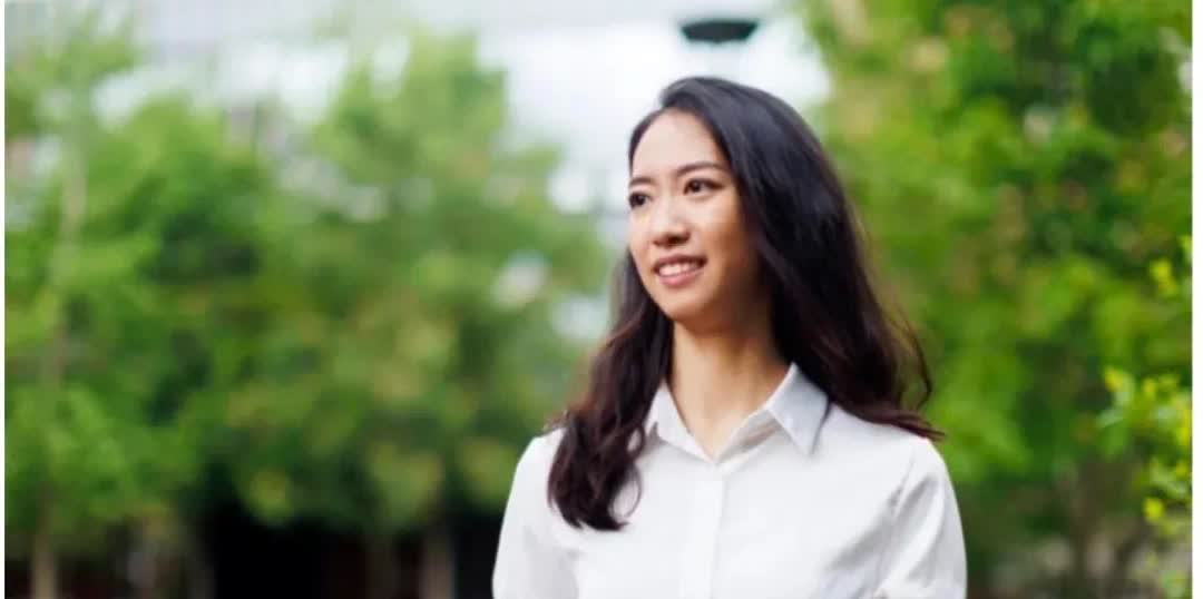我给姥姥看了哈佛蒋同学的照片姥姥沉默了很久突然说一句话，她说这个姑娘的是