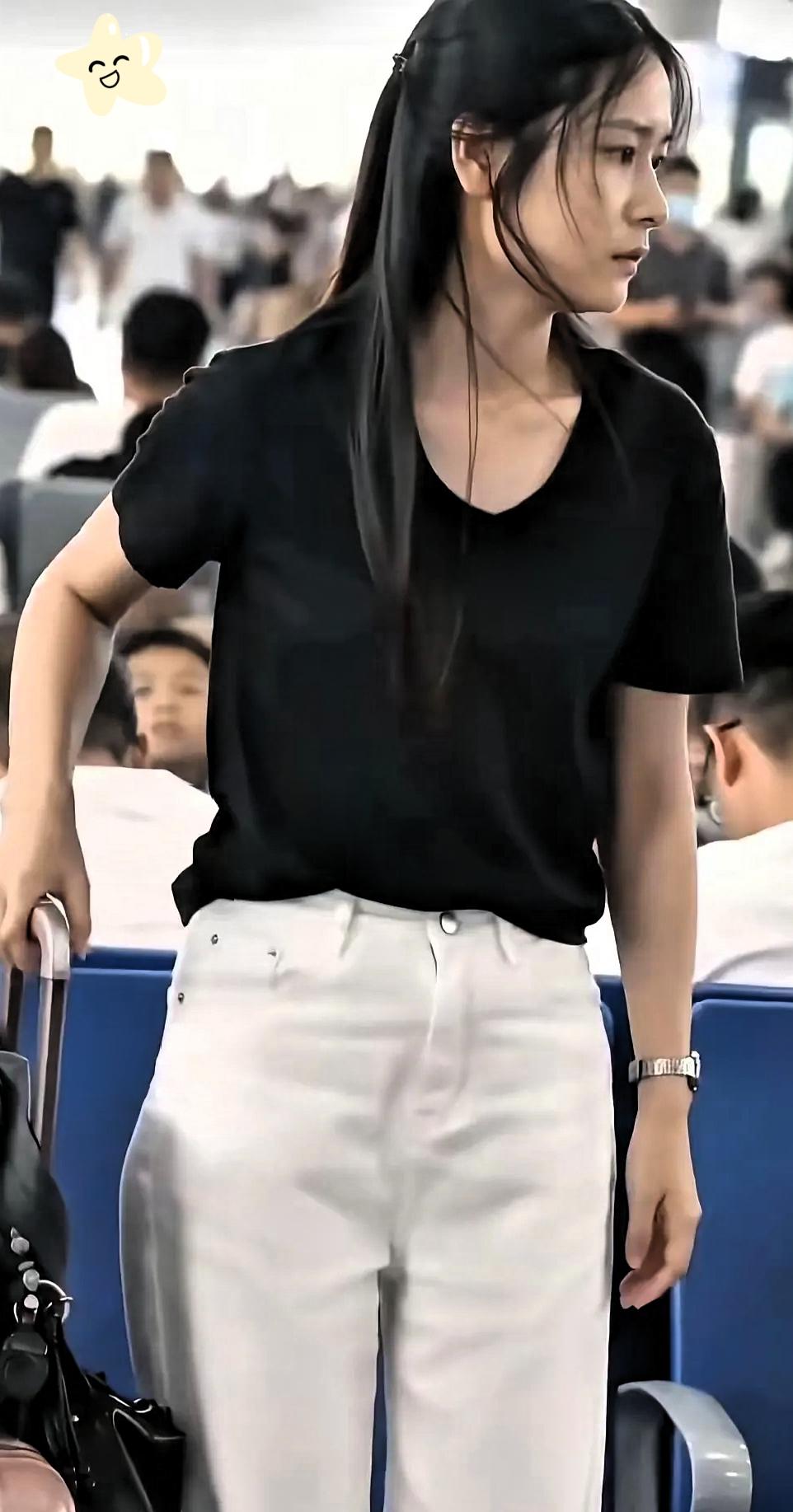 高铁“素衣女孩”火了！她没有美甲，没有项链，没有发染，没有纹身，没有华丽的穿着
