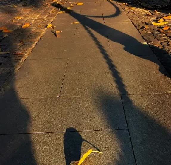周六，起来的比平常迟了点。听到老婆出门的声音才起床的。一出房门就看见装着
