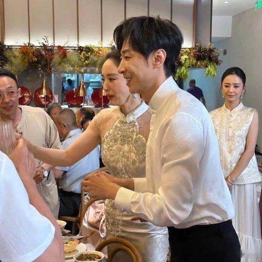董璇张维伊婚宴敬酒照近日，46岁女星与演员再婚，他们在婚宴上的敬酒照🎥很甜