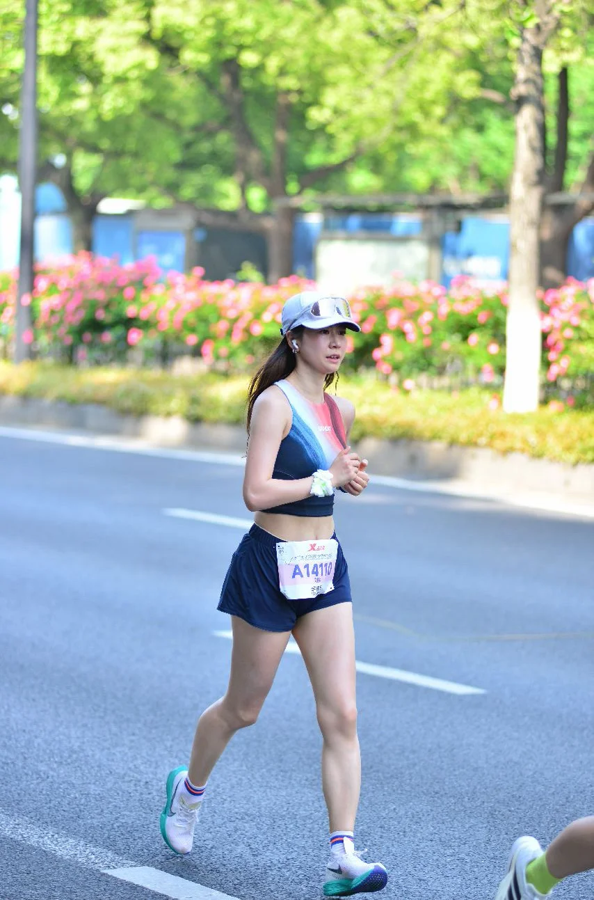 杭州女子半马｜稳稳破2