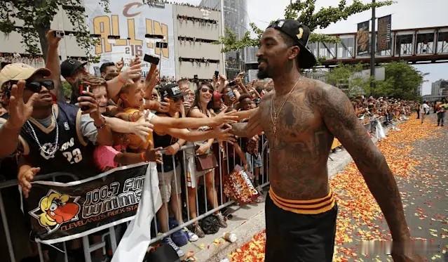 “神经刀”JR-史密斯后悔不已啊前NBA球员JR-史密斯近期在一档播客节目中