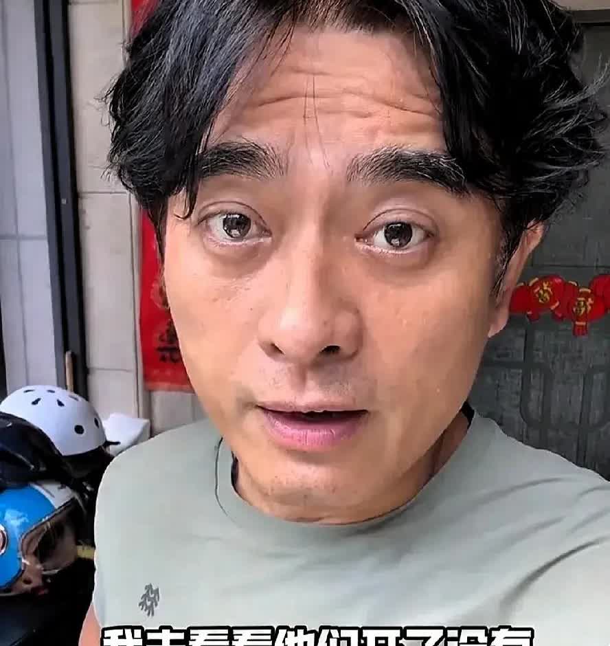 演员陈龙很少回父母家，突然去父母家检查空调，进门时妈妈显得心虚，陈龙一下就明白了