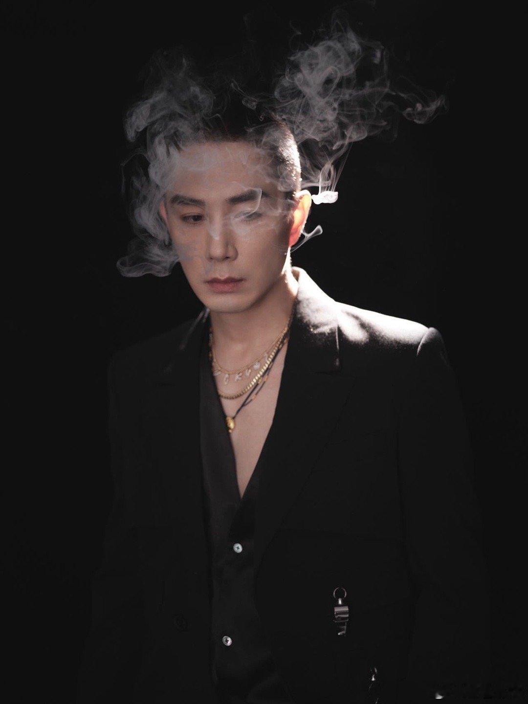 李承铉寸头李承铉用一颗寸头完成了从“温柔型男”到“危险迷人”的基因重组。当烟雾