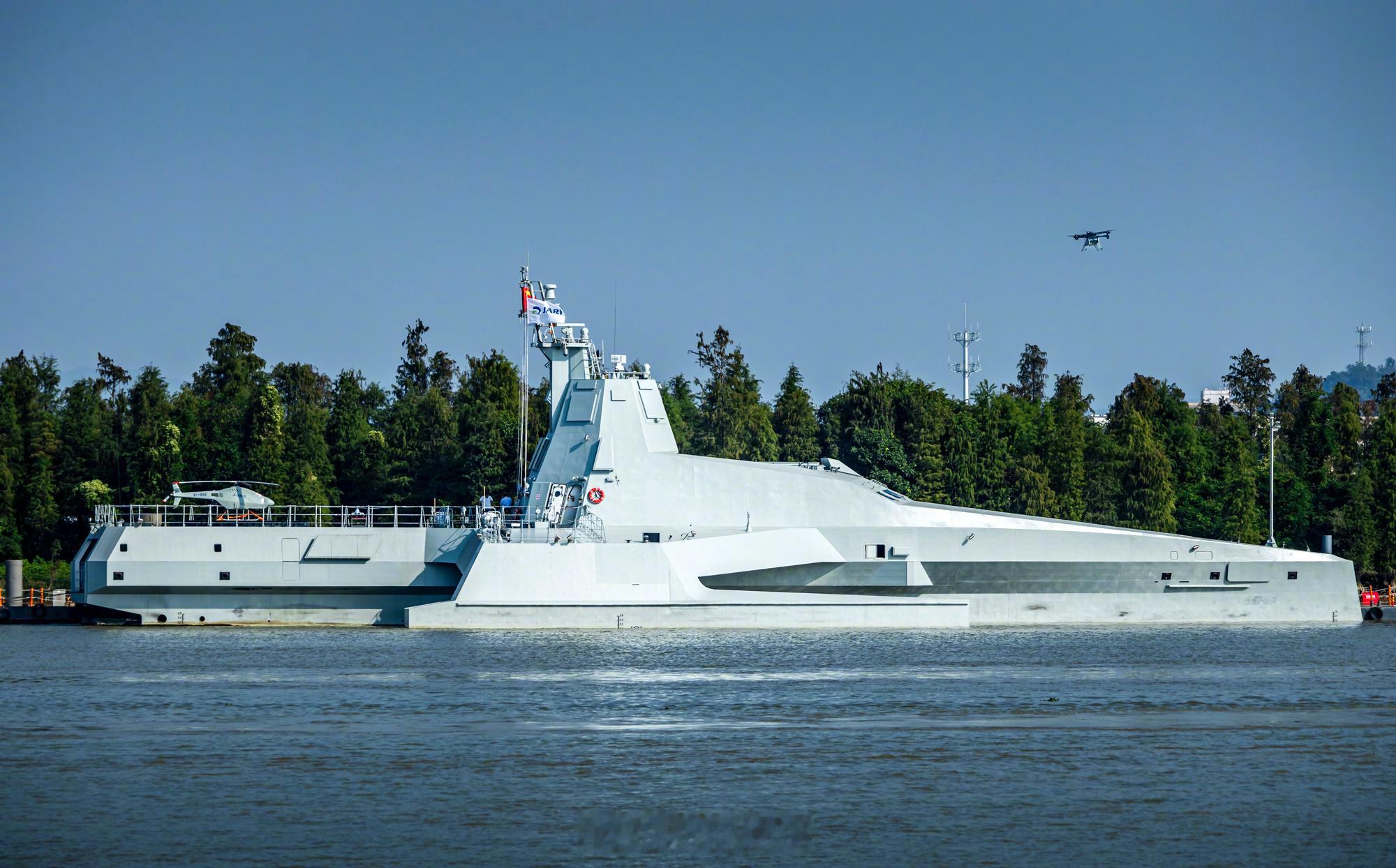 后知后觉，今天才看到在去年珠海航展上拍到的这组图。小鹏汇天的陆地航母放出的飞