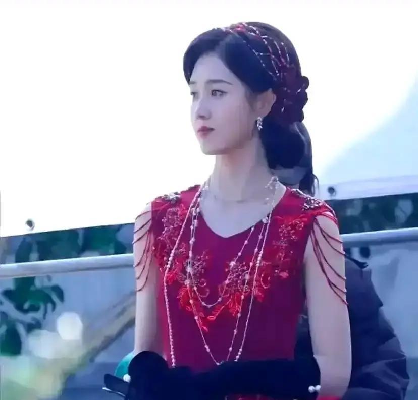 80万三天变8000万，横店疯了横店影视城七成摄影棚改成竖屏布景。80万小