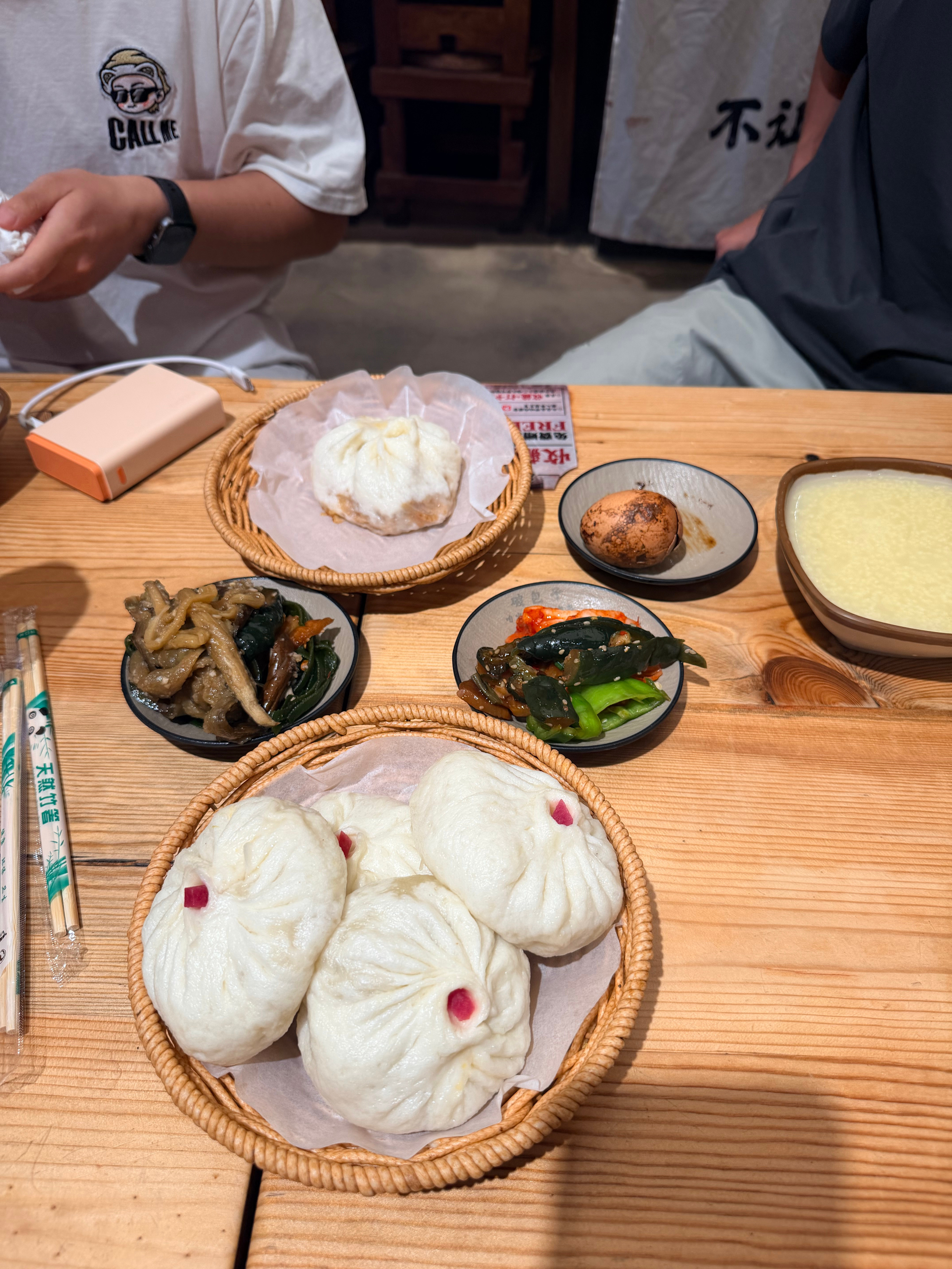 吃早饭了，又对冲