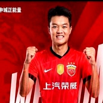 两名队友同时伸手要球衣，手里却只有一件，换你你怎么给？刚踢完比赛，杨希和蒯纪闻一左一右围上来。19岁