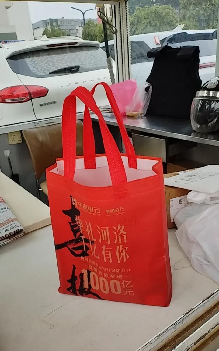 我生于65年，小时候寄养在农村的外婆家。我妈每月给外婆寄5元钱，外婆就很知足了，