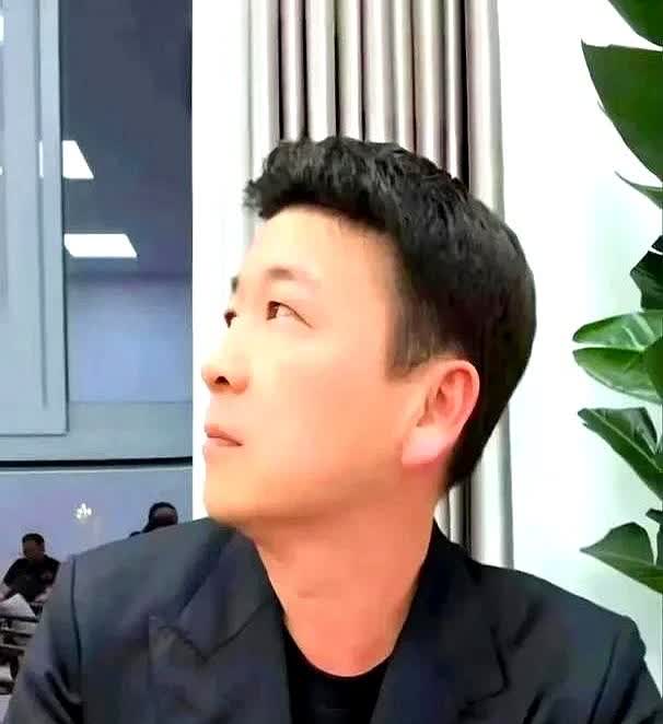 杨钰莹在鲁豫的节目里被问到和赖文峰现在有联系吗，她轻轻摇头：
