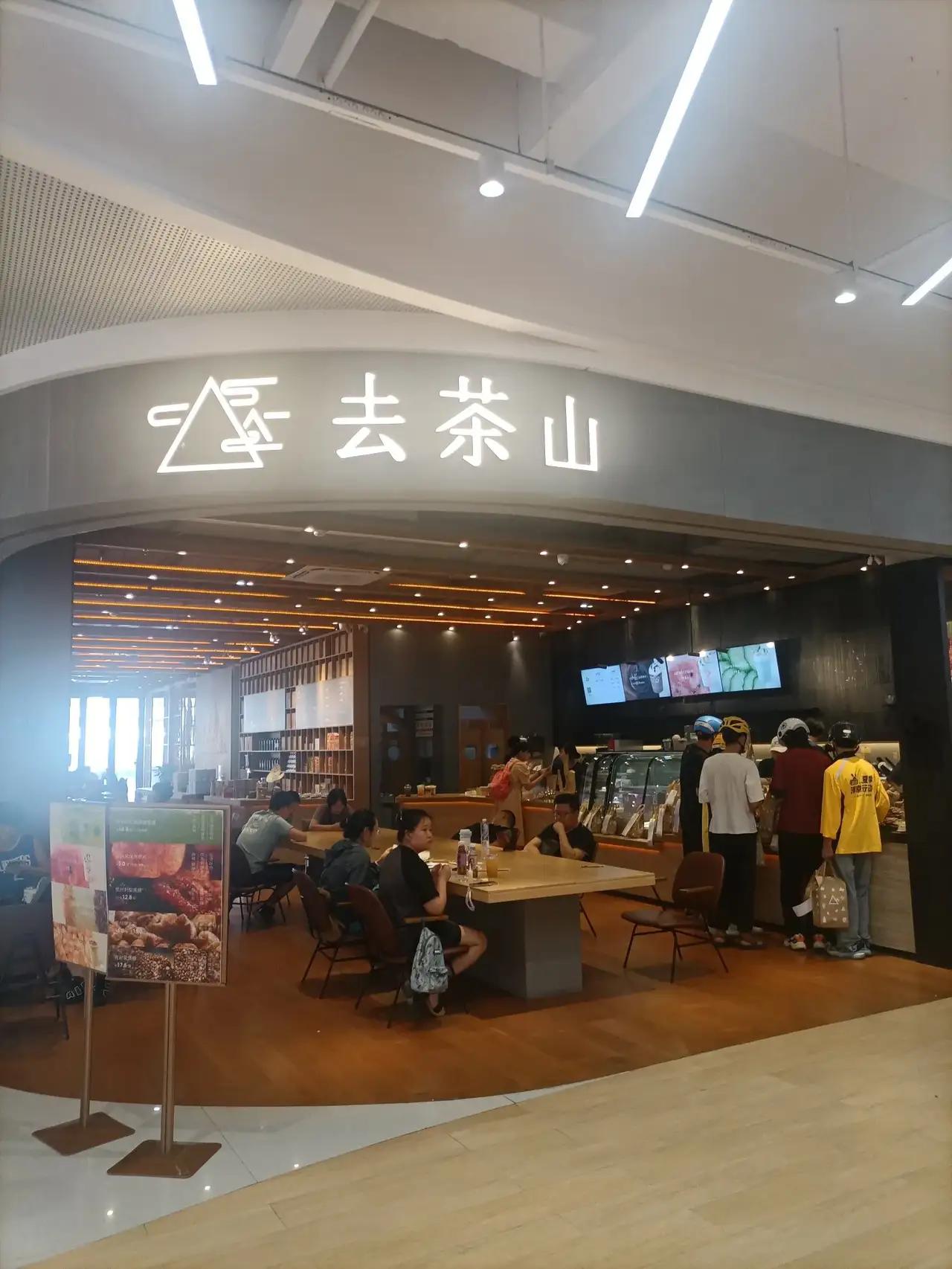 茶饮界除了两家上市公司，一家美股上市（霸王茶姬），一家港股上市（蜜雪冰城）。而最