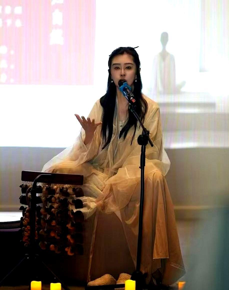 59岁的王祖贤穿回了古装，可这次她不演电影，她在温哥华给人点火艾灸。你在那