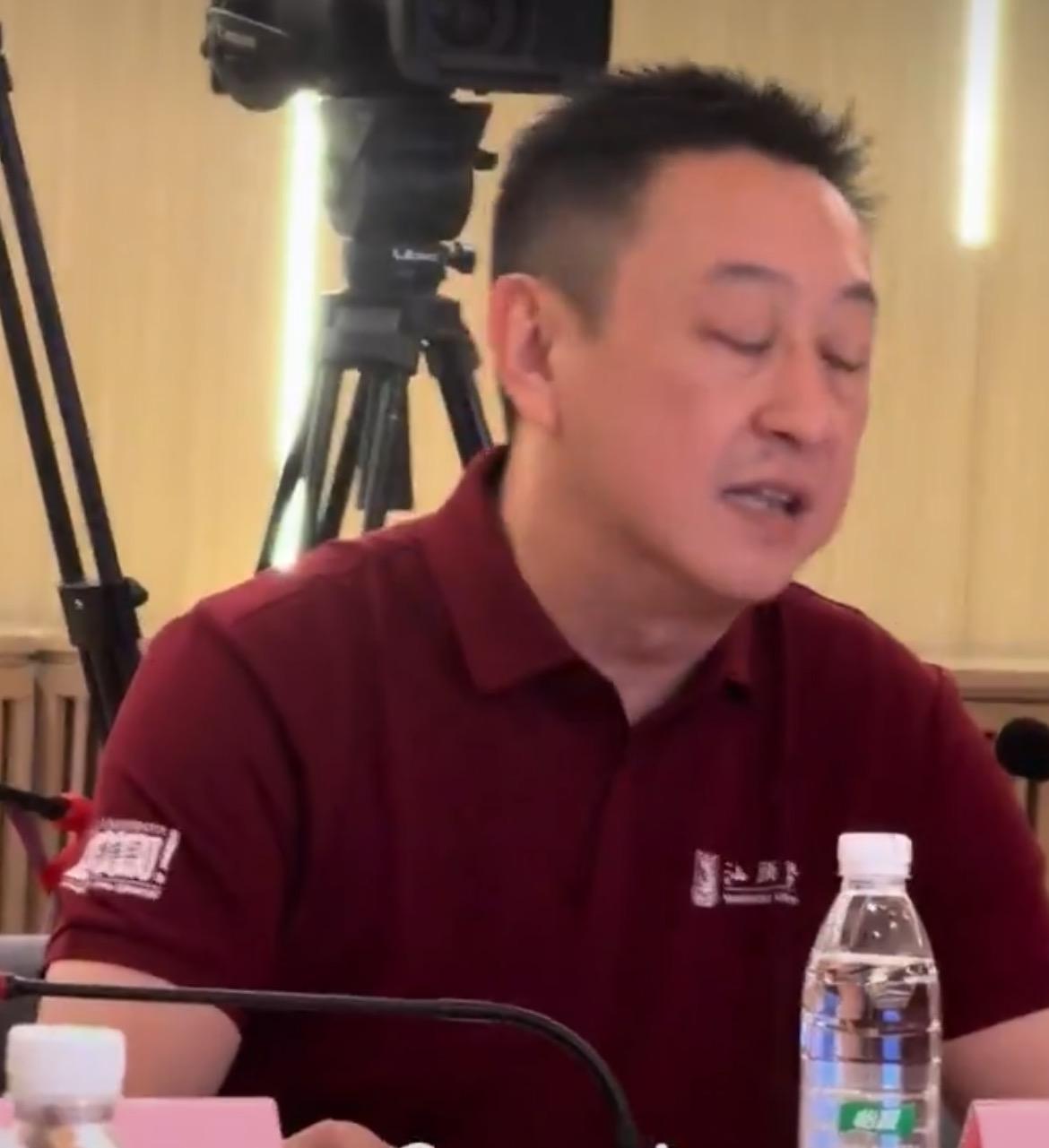6月15日，汕头大学招生媒体见面会上，面对台下记者抛出的敏感问题，唐锐没有任何含