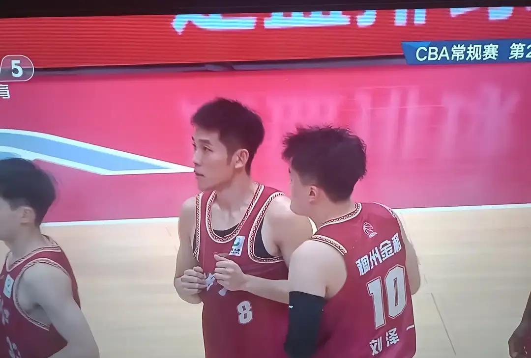 浙江队又连败了。这次是三场。主教练丁伟，坐在火山口上。说起丁伟，圈里人都知