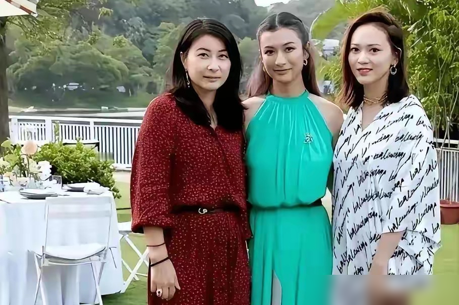 霍家三个儿媳同框旧照流出，郭晶晶太扎眼了！另外两位都是全套奢侈品加持，珠宝堆满身，标准的豪门阔太打扮