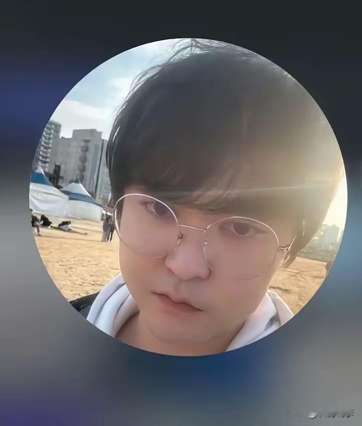 “住所里有几件文文的衣服”。郑昌圣亲口承认了这一点。当晚他拉着的行李箱是文文的，