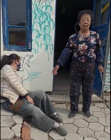 小故事！这王百万又被自家丈夫给撵出家门了，究竟为啥会被赶出来，这个
