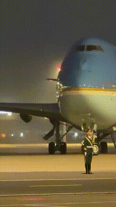 这位接机空军一号的解放军真给我们长脸，让外国记者都他此肃然起敬。当特朗普乘坐