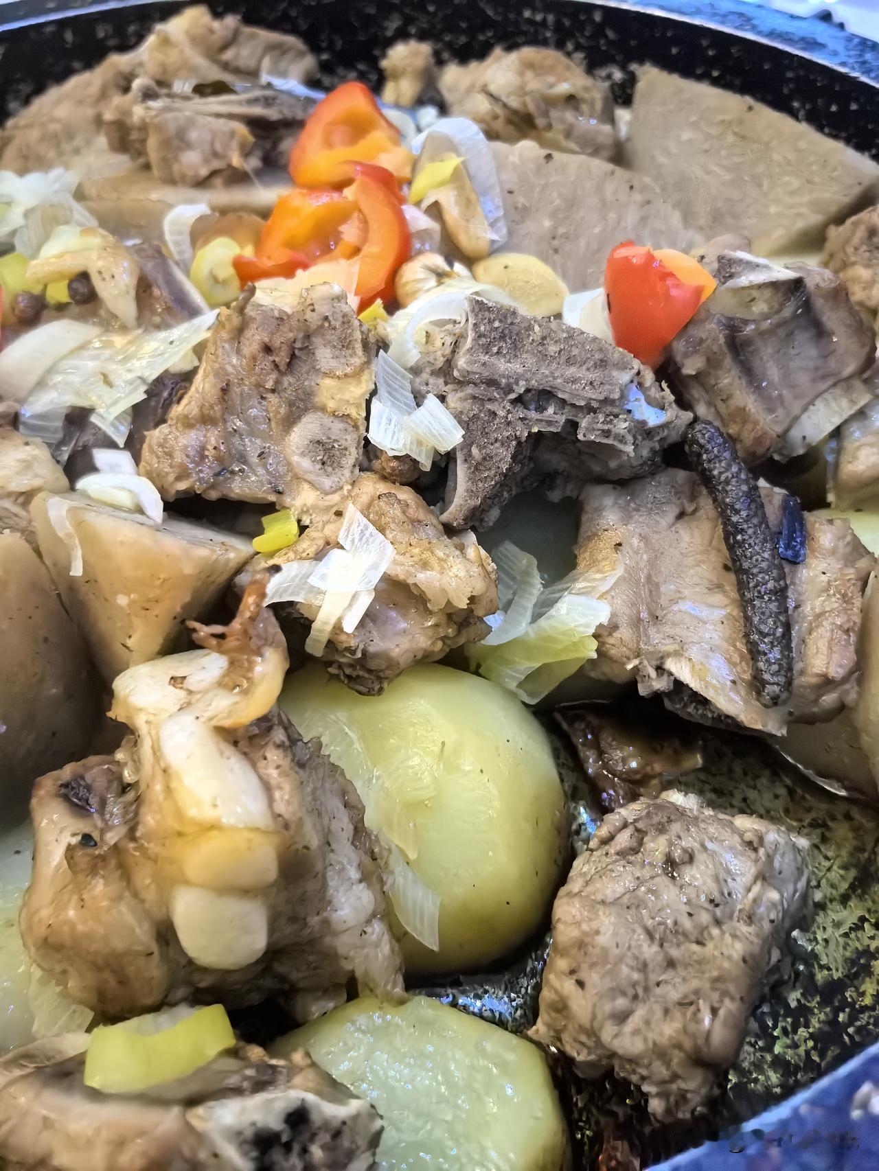 昨天在西宁一家超市买了些猪排，晚饭做了焪洋芋排骨。味道是真不错，就是排骨价格有点