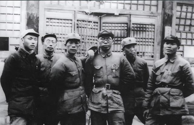 48年谭政开会，台下12个纵队政委大气不敢出，赖传珠：生怕被点名谭政缓缓翻开