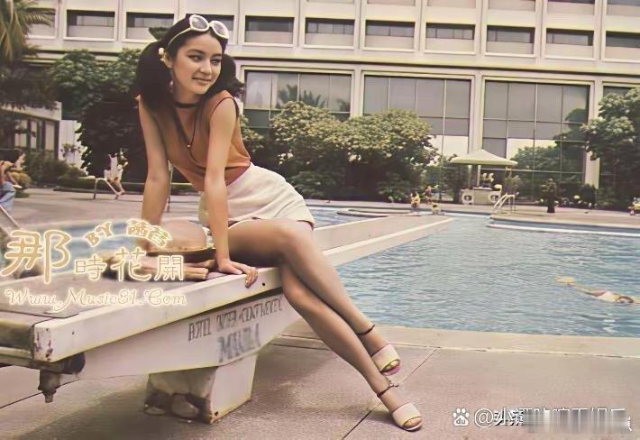 那时候的林青霞太让人惊艳了！不仅身材曲线出众，颜值更是清丽又大气，一举一动都透着