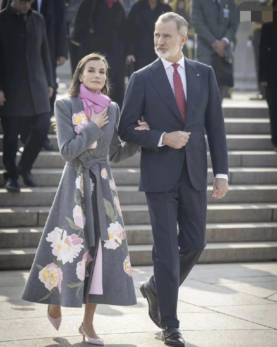 西班牙王后这次来咱们中国，穿搭直接在网上火出圈了！50多岁的年纪，硬是把“优雅”