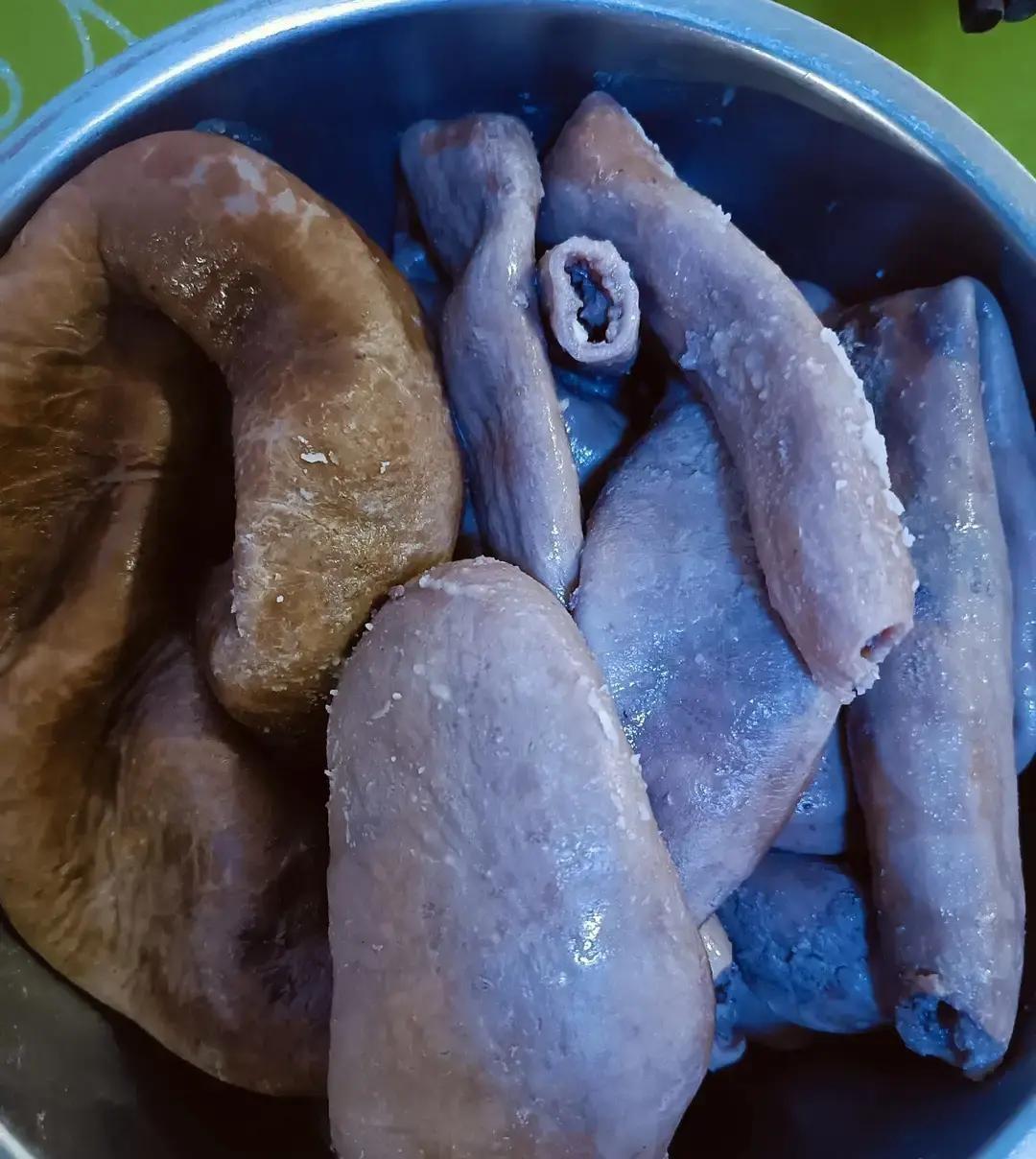 婆婆的内蒙古后老伴儿第一次来家里吃饭，看着满桌子的拍黄瓜、炒油麦菜、凉拌木耳，直