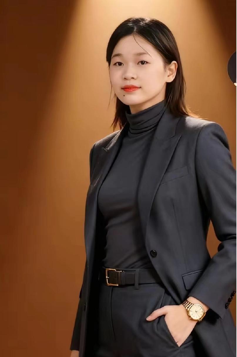 全红婵穿西装鲨疯了！跳台小精灵秒变职场精英谁能想到那个在跳台上灵动得像小精