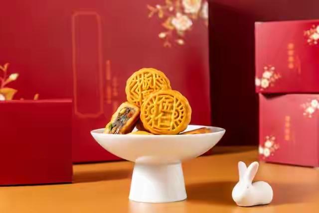 今年逛超市发现月饼区冷清得离谱，货架上堆得满满当当也没几个人驻足，相熟的老板直接