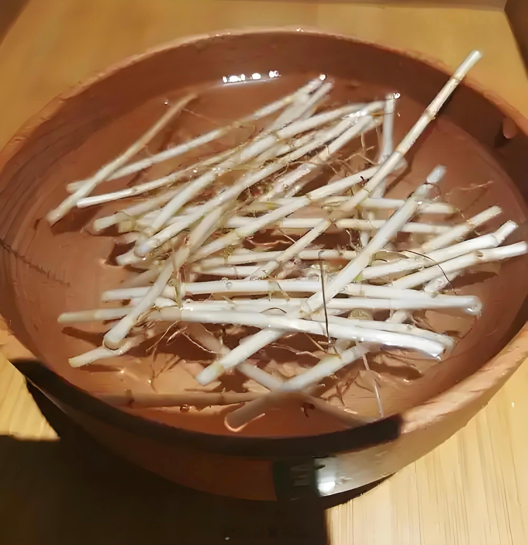 鼻疾【白茅根熬水治疗鼻衄】白茅根30克，用砂锅熬水一茶碗，可加适量白糖，一次服完