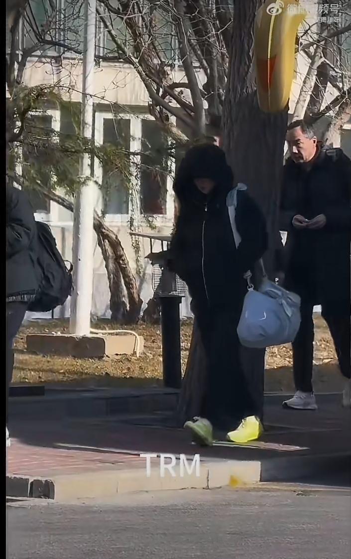 低调的孙颖莎！今天是腊八节，有网友在国家体育总局附近偶遇孙颖莎训练回来。莎莎