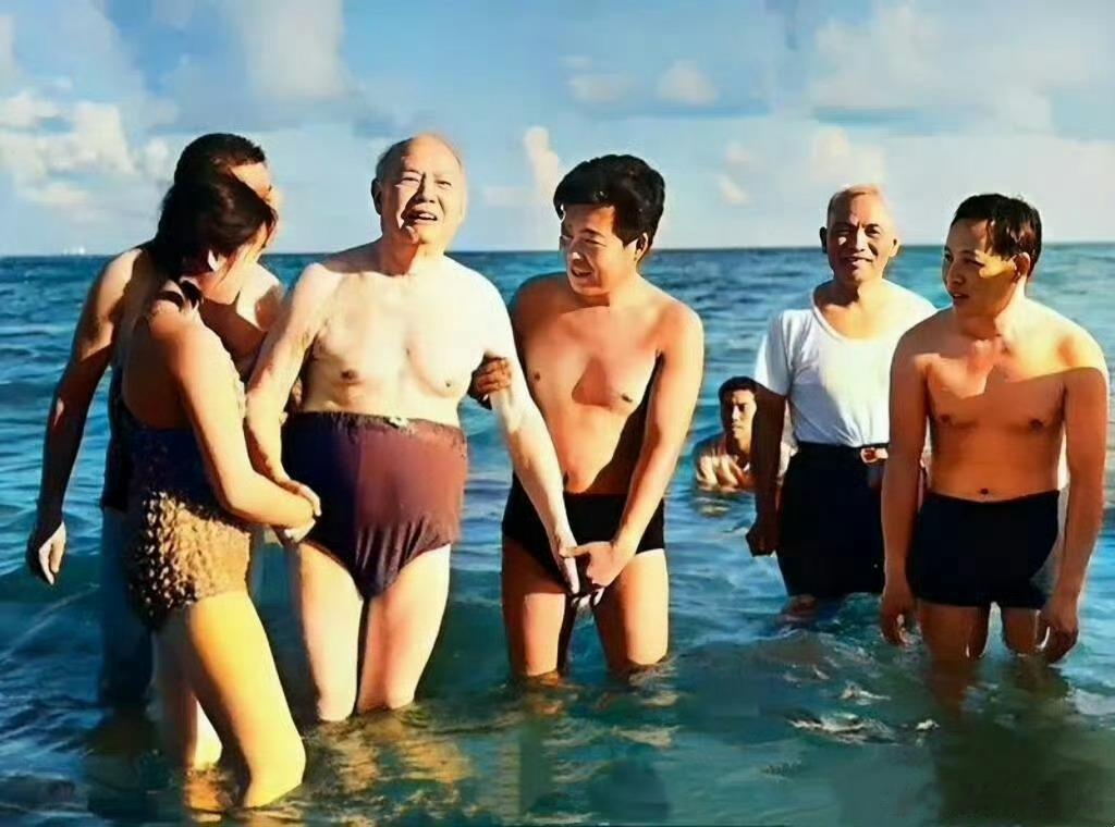 北戴河，81岁的叶帅下水游泳。