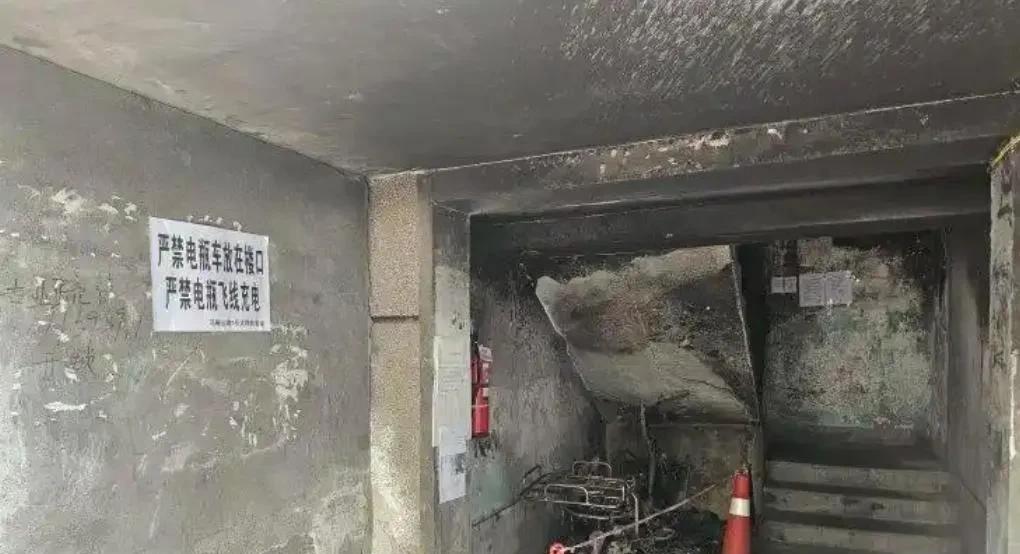 成都飞线充电酿悲剧：1死2伤！谁来为悲剧买单？这个车主应该判死刑，而不是刑拘！
