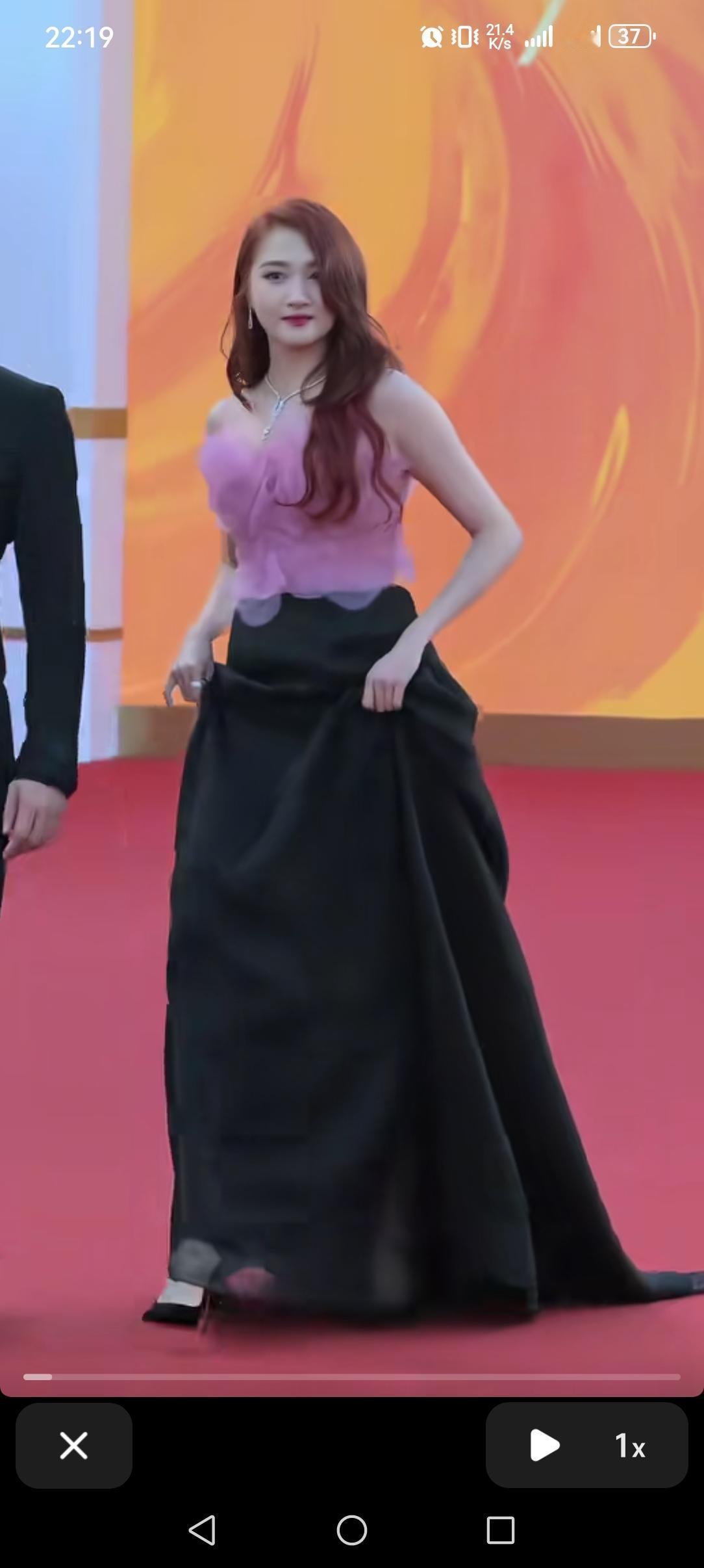 关晓彤真是个迷只要一上红毯，大家就会发现衣服选不合适没关系，但是千万不要把头