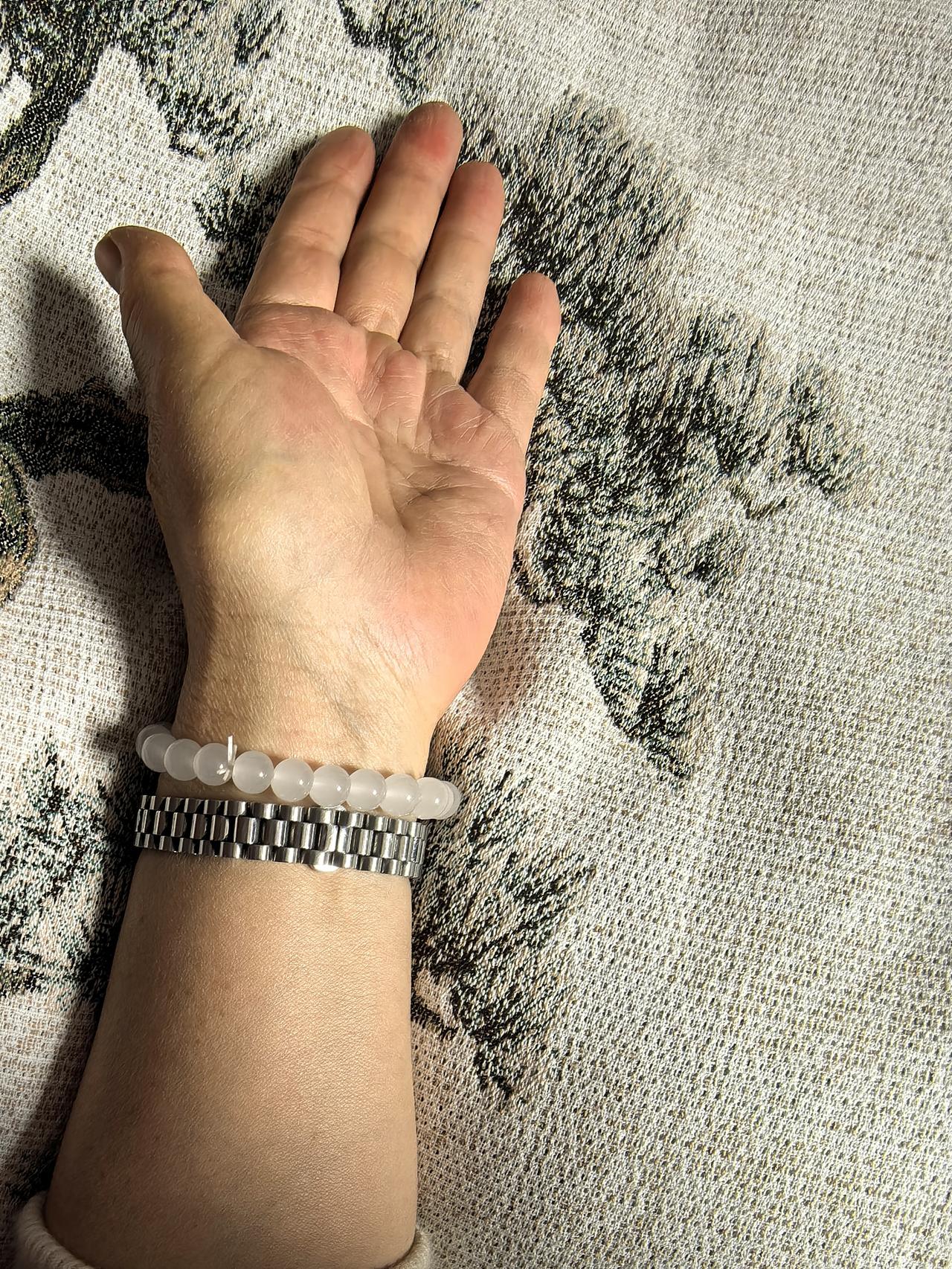 看到：戴玉镯的手臂明显比不戴玉镯的手臂少了老年斑，大家纷纷发表意见。有人问