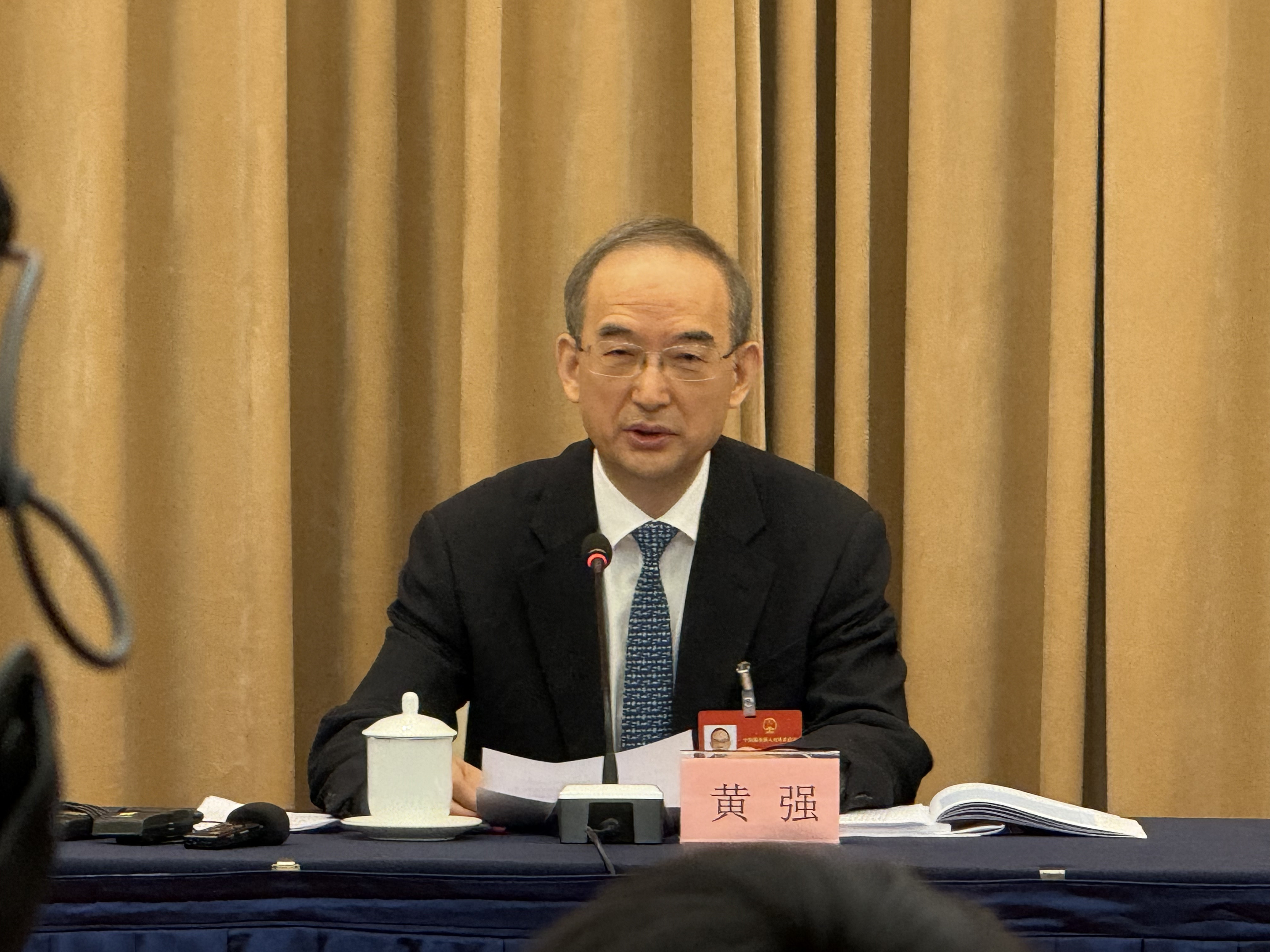 “站着说，一坐下都拿稿子了”，省委书记问策地方时这样提要求