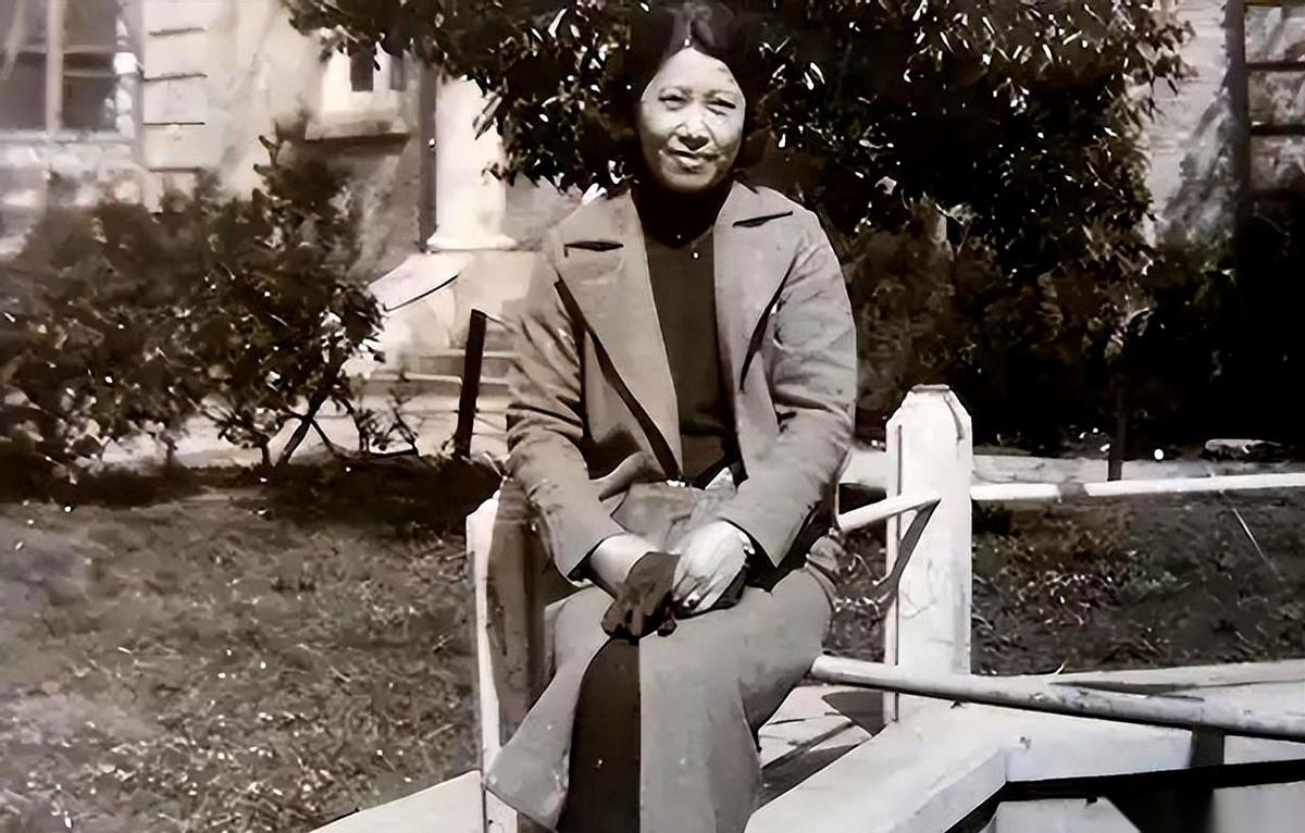 枪口已经顶在了后脑勺上。1951年，四川泸州刑场。死囚王化琴跪在泥地里，身后是