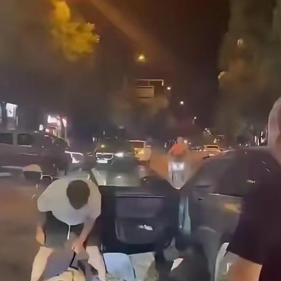 “我老婆你也敢睡？”杭州男子当街暴打情夫，妻子全程目睹，没招了～谁看了这场
