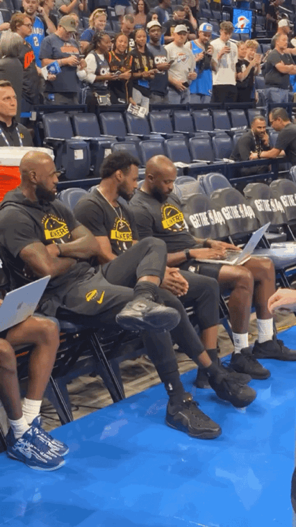 这一幕像极了家长正在陪读，监督小孩学习。