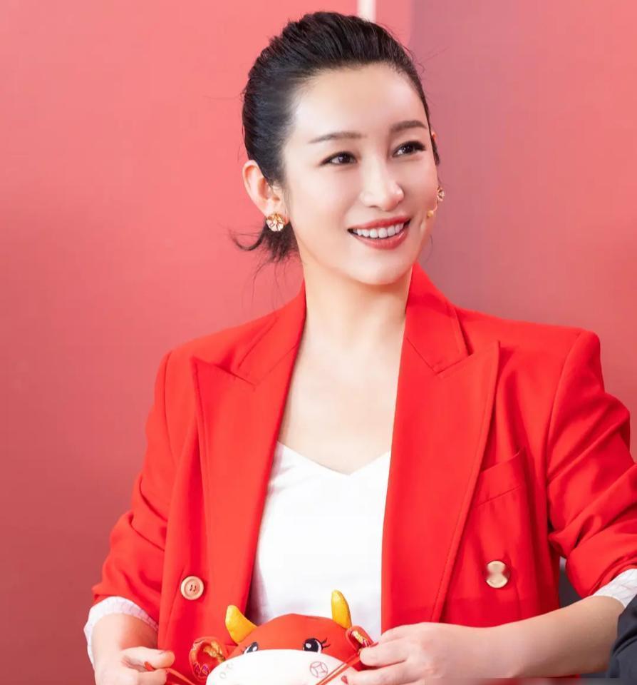 秦海璐一句婚后不拍吻戏，直接炸了锅。我得说，这事儿真没那么简单。秦海璐，金马