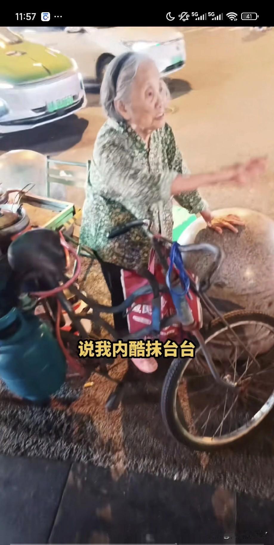 老婆婆大秋天的,依然穿着拖鞋出摊!她现在的态度比以往要好很多,不再追着别人骂